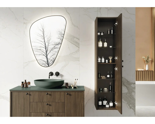 Lichte badkamer met wastafelonderkast, spiegel en open hangkast voor het opbergen van toiletartikelen.