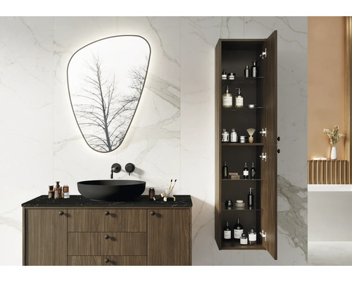 Badkamer met wastafelonderkast, waskom, spiegelkast en hoge kast