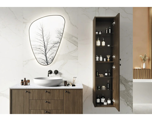 Moderne badkamer met wastafel, spiegel en open hoge kast voor het opbergen van badartikelen
