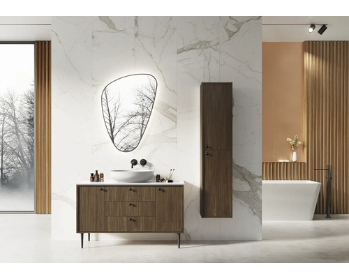 Moderne badkamer met wastafel, spiegel, hoge kast en bad.