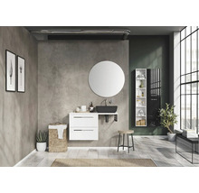Moderne badkamer met wastafel, ronde spiegel en witte meubels.