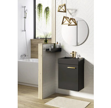 Badkamer met wastafelonderkast, spiegel, bad en decoratie
