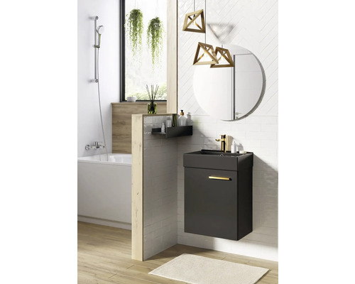 Badkamer met wastafelonderkast, spiegel, bad en decoratie