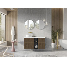 Moderne badkamer met wastafel, spiegels en bad