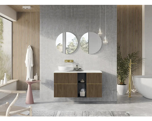 Moderne badkamer met wastafel, spiegels en bad