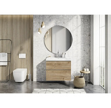 Moderne badkamer met wastafel, spiegel, toilet en accessoires