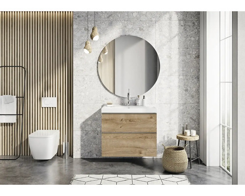 Moderne badkamer met wastafel, spiegel, toilet en accessoires