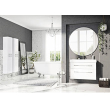 Moderne badkamer met bad, wastafel, spiegel en badkamermeubels