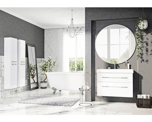 Moderne badkamer met bad, wastafel, spiegel en badkamermeubels