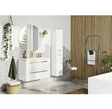 Badkamer met wastafel, spiegel, hoge kast en houten lambrisering