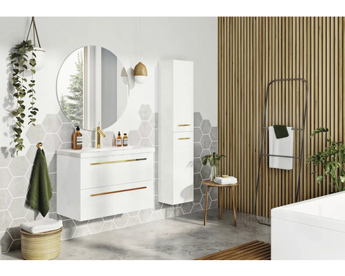 Badkamer met wastafel, spiegel, hoge kast en houten lambrisering