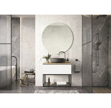 Moderne badkamer met wastafel, ronde spiegel, douche en bad