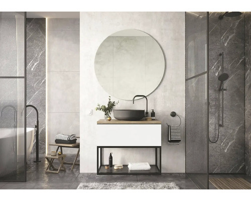 Moderne badkamer met wastafel, ronde spiegel, douche en bad