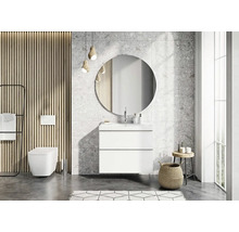 Moderne badkamer met wastafel, ronde spiegel, toilet en houten lambrisering