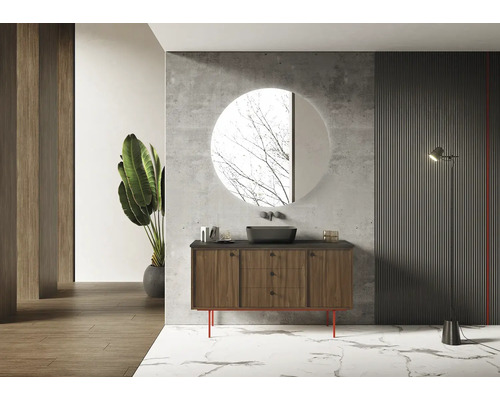 Badkamer met wastafelonderkast, ronde spiegel en vloerlamp