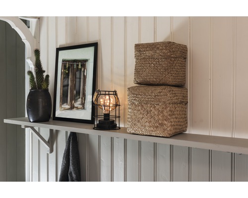 Plankdecoratie met cactus, fotolijst, lamp en twee manden