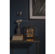 Decoratieve tafellamp met warm witte lampjes op een tafel
