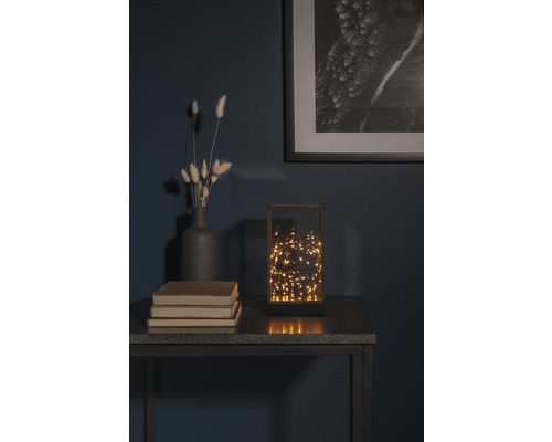 Decoratieve tafellamp met warm witte lampjes op een tafel