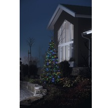 Kerstboom met veelkleurige verlichting voor een gevel