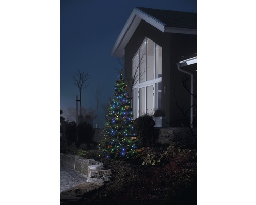 Kerstboom met veelkleurige verlichting voor een gevel