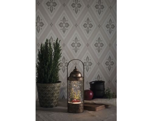 Decoratieve sneeuwbol lantaarn met kerstmotief en LED-verlichting op een tafel