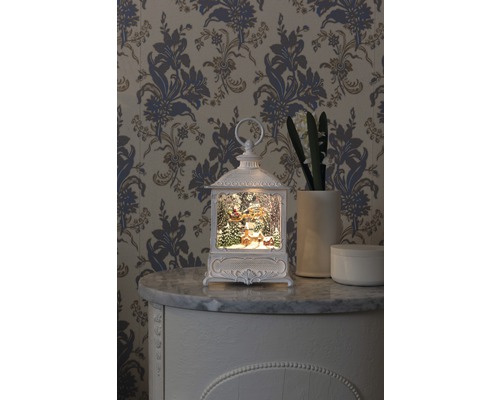 Decoratieve lantaarn met kerstmotief op een commode