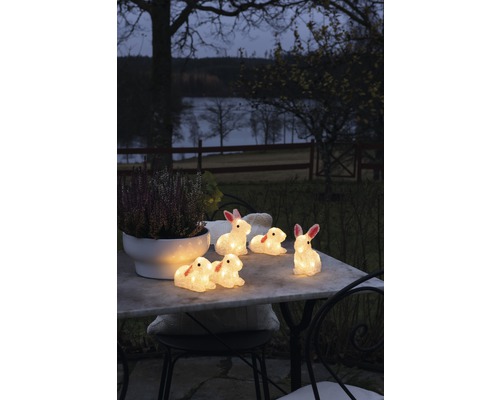 Decoratieve konijnfiguren met verlichting op een tuintafel