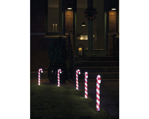 Decoratieve zuurstoklampen op gazon voor een huis