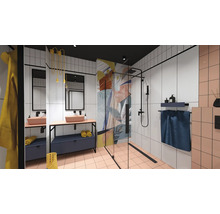 Lichte badkamer met douche, wastafel en spiegel