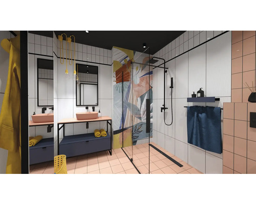 Lichte badkamer met douche, wastafel en spiegel