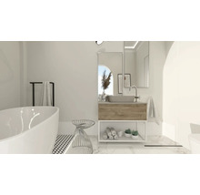 Lichte badkamer met ligbad, wastafel en spiegel