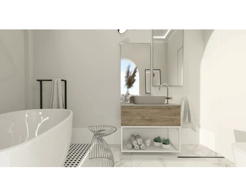 Lichte badkamer met ligbad, wastafel en spiegel