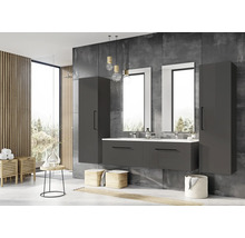 Moderne badkamer met grijze meubels, wastafels, spiegels en houten elementen