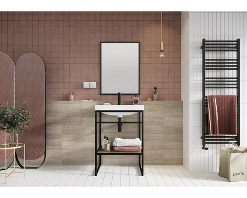 Moderne badkamer met wastafel, spiegel, radiator en decoratieve elementen voor een stijlvolle inrichting.