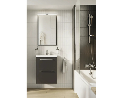 Badkamer met wastafelonderkast, spiegel, bad en douchewand voor een moderne sfeer