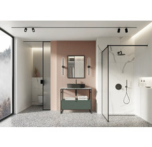 Lichte badkamer met douche, wastafelmeubel met spiegel, wastafel en handdoeken