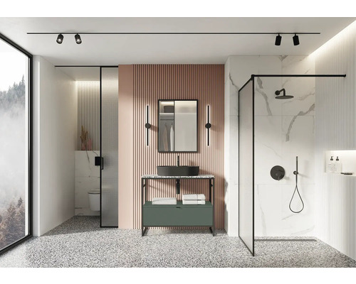 Lichte badkamer met douche, wastafelmeubel met spiegel, wastafel en handdoeken