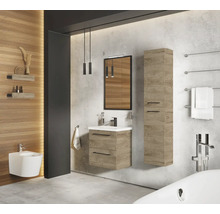 Lichte badkamer met wastafel, spiegelkast en handdoekradiator