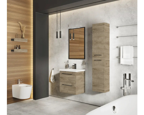 Lichte badkamer met wastafel, spiegelkast en handdoekradiator