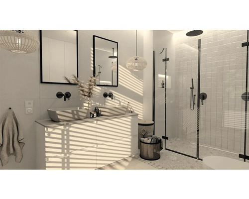 Lichte badkamer met dubbele wastafel, spiegels, douche en decoratieve verlichting voor een modern design.