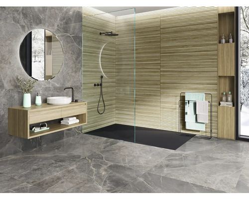 Moderne badkamer met wastafel, spiegel, douche en grijze vloertegels