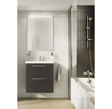 Moderne badkamer met wastafelonderkast, spiegel en douche