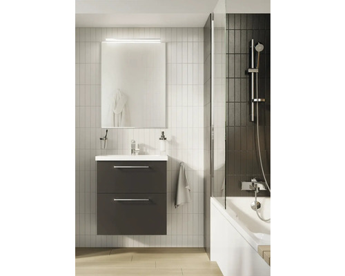 Moderne badkamer met wastafelonderkast, spiegel en douche