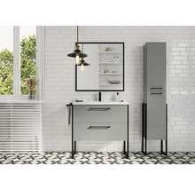 Badkamer met wastafelonderkast, spiegel, hoge kast en plafondlamp