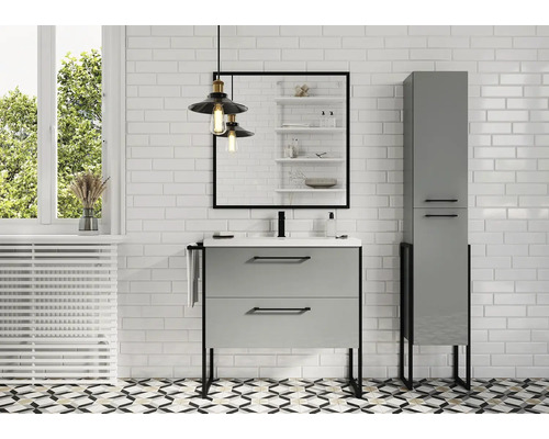 Badkamer met wastafelonderkast, spiegel, hoge kast en plafondlamp