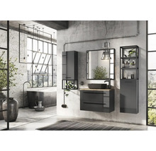 Badkamer in loftstijl met wastafel, spiegel, hoge kast en bad voor een raam