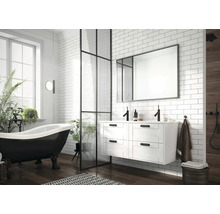 Lichte badkamer met ligbad, wastafelonderkast, spiegel en douchewand