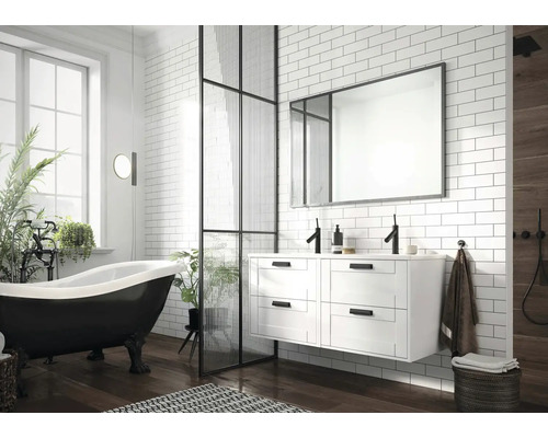 Lichte badkamer met ligbad, wastafelonderkast, spiegel en douchewand