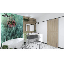 Badkamer met bad, wastafel, spiegel en schuifdeur in landhuisstijl