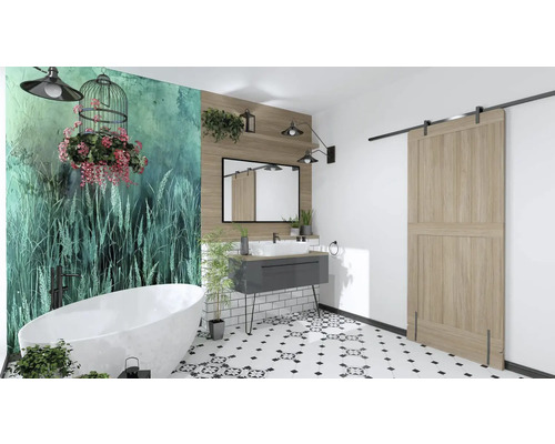 Badkamer met bad, wastafel, spiegel en schuifdeur in landhuisstijl